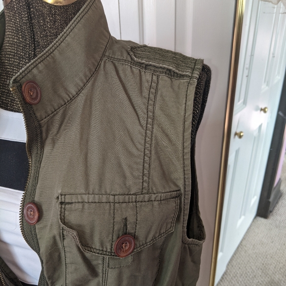 Abercrombie and Fitch Utility Outerwear Twill military vest - Picture 2 of 8